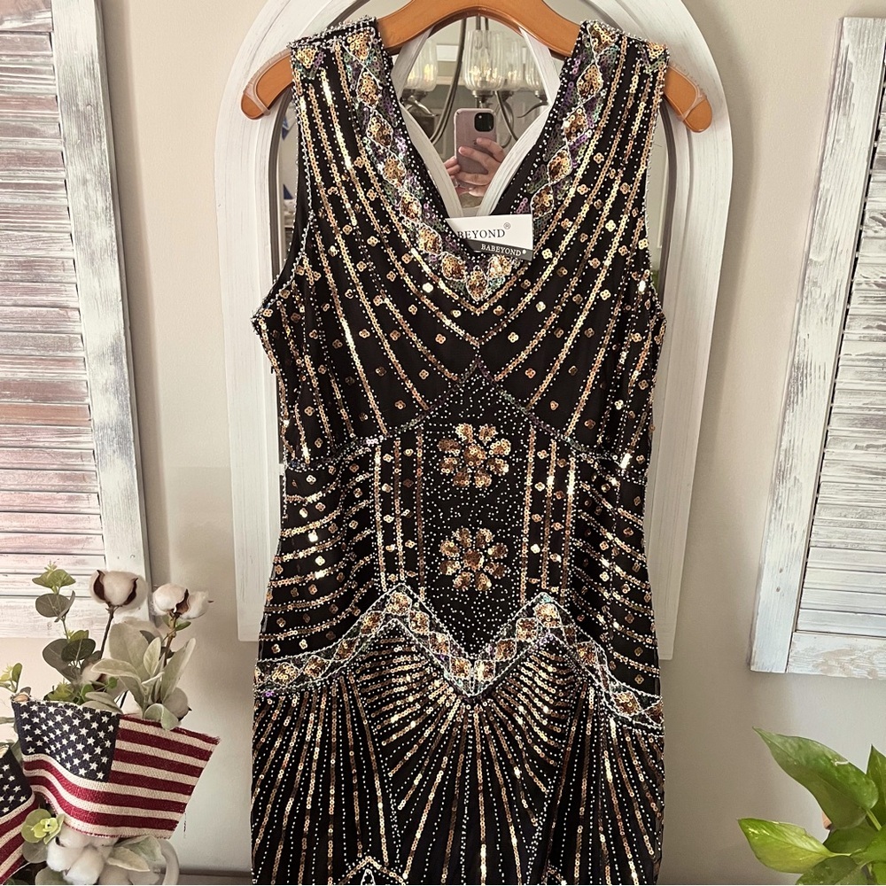 Babeyond 1920s Inspired Elegant Black and Gold Midi Flapper Dress - Picture 2 of 12